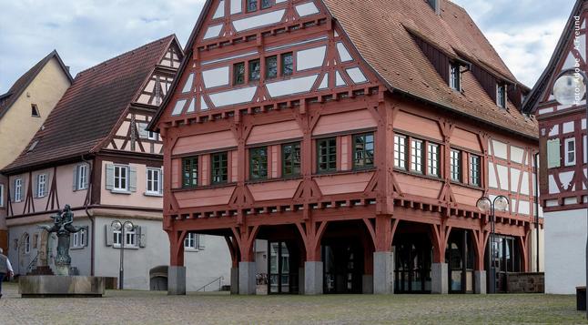 Der Marktplatz von Plochingen mit Fachwerkhaus. Hier findet der Plochinger Frühling 2025 statt. Komm vorbei!
