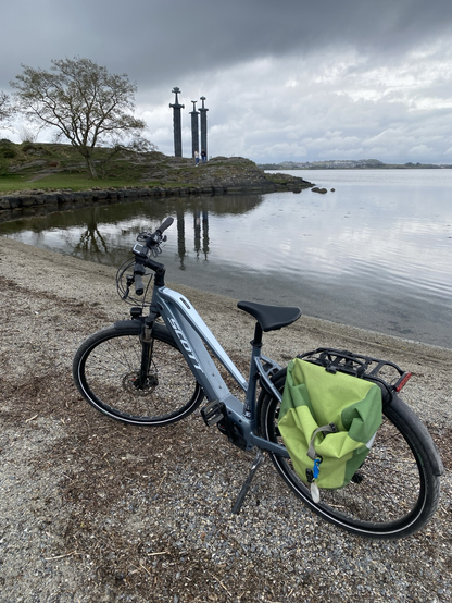 Sykkel og monumentet Sverd i sten i Stavanger 