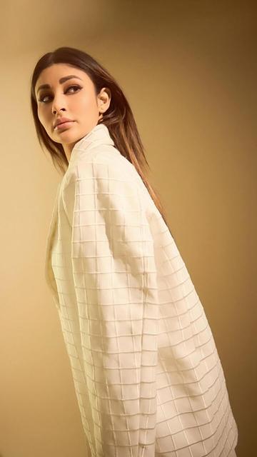 In a stunning off-white ensemble from Maison Nineootwo, Rakul Preet Singh pairs a statement blazer with a mini skirt. Styled by Akshay Tyagi and Srishti, and captured by Jeet Gohil, the look is enhanced by bold makeup and sleek, side-parted hair, reflecting Rakul's sophisticated style.