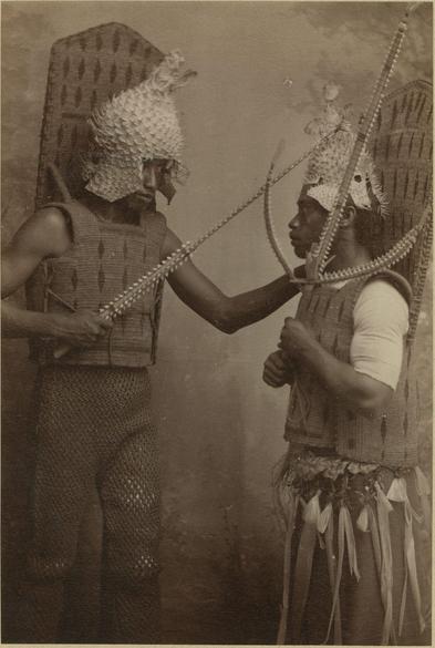 Dos guerreros con casco de pez globo, que tiene púas. Tienen armas con dientes de tiburón como filo.