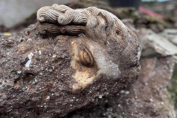 Stenen hoofd man met baard uit funderingen Romeinse basiliek