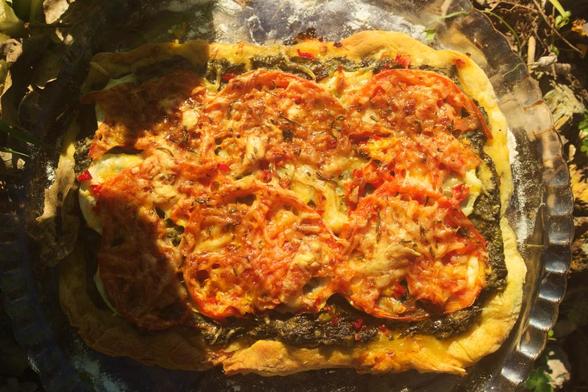 Homemade Pizza:
I made a quick bread dough (flour, salt, baking powder)...
Next, I sautéed garden herbs in a Dutch oven: Swiss chard, cabbage, wild chard, sorrel, and three-cornered garlic with oil, salt, and pepper. To thicken it into a sauce, I added a bit of water mixed with flour at the end...
I sliced and arranged thin rounds of zucchini, then finely diced some red bell pepper and scattered it on top...
After that, I sliced tomatoes into rounds, layered them on, and sprinkled freshly chopped thyme and rosemary from the garden...
Finally, I grated some Emmental cheese over everything...
Baked at 230°C (446°F) for 30 minutes.

Add a little chili oil before serving...

It was delicious, I devoured it.