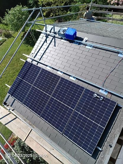 Eine Solaranlage entsteht auf Dach mit Baugerüst
