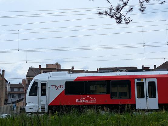 Nouvelle voiture TMR mont blanc express en transit du site Stadler vers Martigny