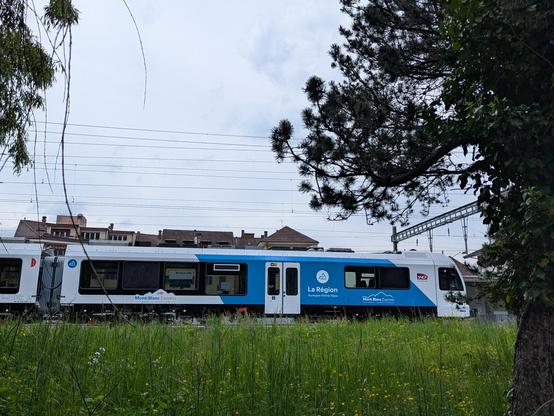 Nouvelle voiture SNCF mont blanc express en transit du site Stadler vers Martigny