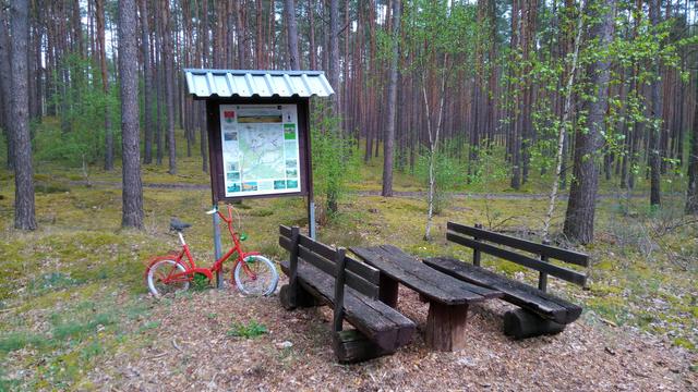 Rastplatz mit Bank, Tisch und Klapprad kurz hinterm Bahnhof Malliß