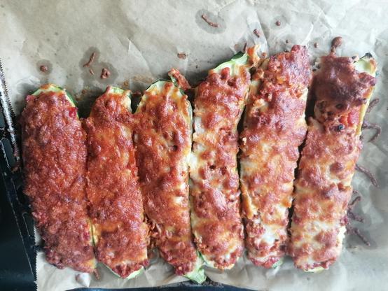 Gefüllte, mit Käse überbackene Zucchini.
