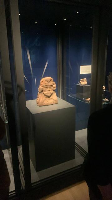 Het houten uit zee opgeviste beeld van Barry.
