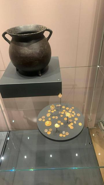 Bronzen grape (kookpot) en muntjes