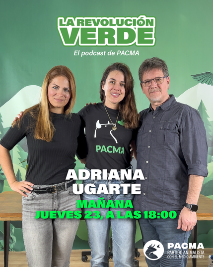 Fotografía en el estudio de #LaRevoluciónVerde, el podcast de PACMA, donde aparece la actriz Adriana Ugarte con Yolanda Morales, portavoz de PACMA y Asier Esparza, vocal de la Junta Directiva del partido. En letras blancas aparece el nombre de Adriana Ugarte. En letras verdes leemos "Mañana jueves 23, a las 18:00.