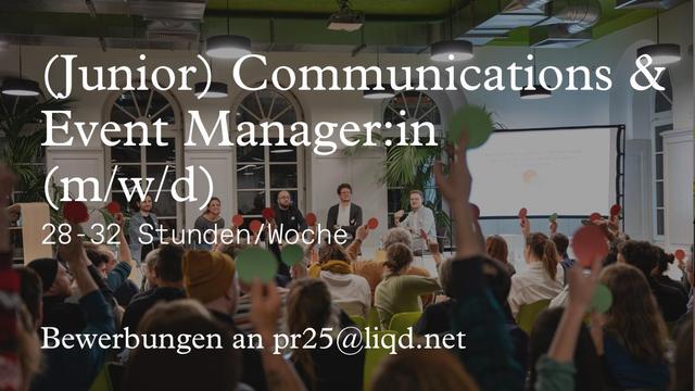 Auf dem Bild sind ausgegraut 5 Personen auf einem Panel zu sehen und viele Personen, die ihre Hände in die Höhe strecken und entweder eine rote oder eine grüne Karte in der Hand halten. Darauf steht: "(Junior) Communications & Event Managerin (m/w/d)28-32 Stunden/WocheBewerbungen an pr25@liqd.net"