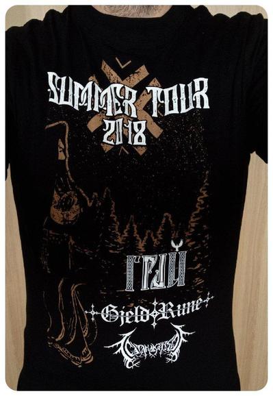 T-shirt pour la Russian Folk Night le 03/07/2018 au Blogg. 
Pour le design, on retrouve une personne encapuchonnée à gauche et une forêt au fond, le tout dans les tons noir/bronze. 
Il y a l'inscription "Summer Tour 2018" au-dessus. 
Ensuite, il y a la liste des groupes: Grai, GjeldRune et Satanakozel. 
Dans le dos, il y a les lieux et dates de la tournée. 
L'ensemble est sobre mais fait un peu affiche collée sur un t-shirt.
