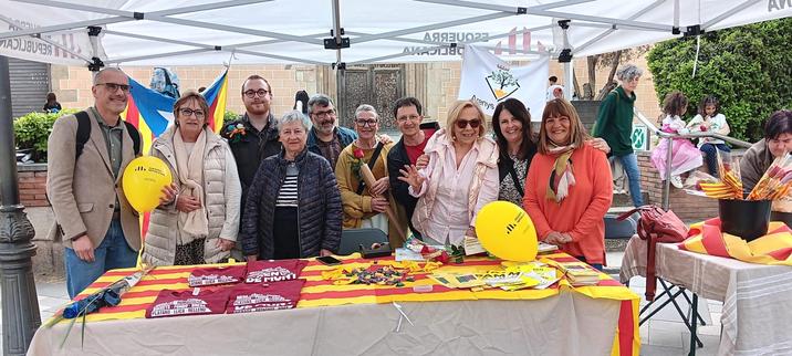 Mirant a cámara amb més gent a la paradeta d'ERC.