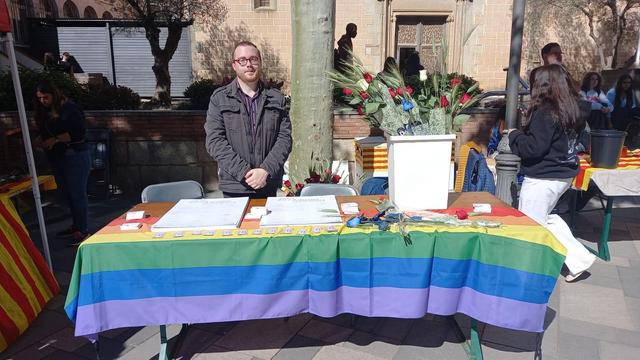Mirant a cámara a la parada d'amuntLGTBI.