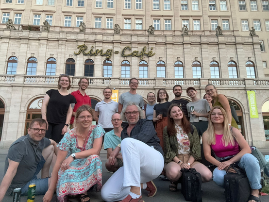 Gruppe von Menschen vor dem Leipziger Ring-Café
