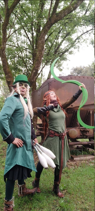 Foto de nosotros dos de duendes, cuerpo entero