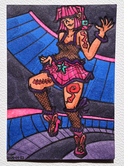 Un dessin représentant une femme en train de retomber, aux cheveux roses, portant une jupe rose à grille avec une étoile turquoise, un haut et des chaussettes en filet, des chaussures roses et une boucle d'oreilles carrée turquoise ainsi que des bracelets ; sa peau a divers tatouages de serpents et d'herbes aux couleurs rougeâtres ; en fond un intérieur d'une structure plutôt ronde, et des silhouettes d'immeubles derrière une vitre bleue.