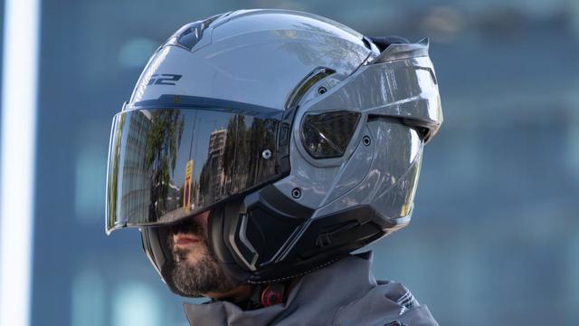 The new flip-front LS2 Advant II helmet is now available, with 6K Carbon components, and a more secure advanced visor locking system.
But the price is still around the same as the original model, which was launched back in 2022.