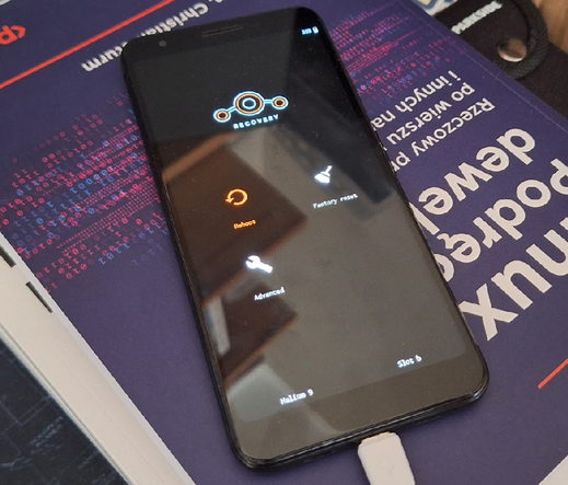 Smartfon Pixel 3a z ekranem Recovery.