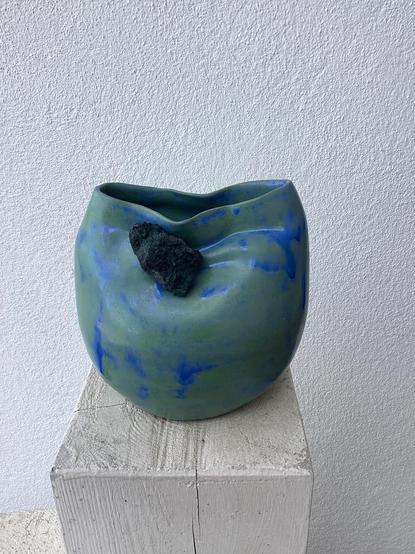 Blaugrüne Vase mit Stein