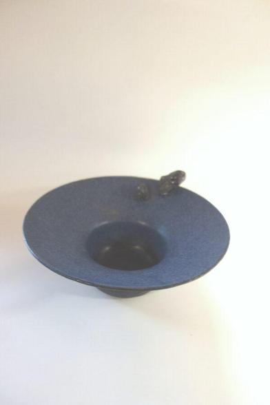 Blaue Schale mit zwei schwarzen Steinen