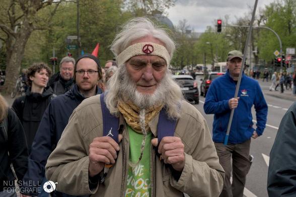 Ein Mann mit einem Friedenssymbol auf dem Stirnband