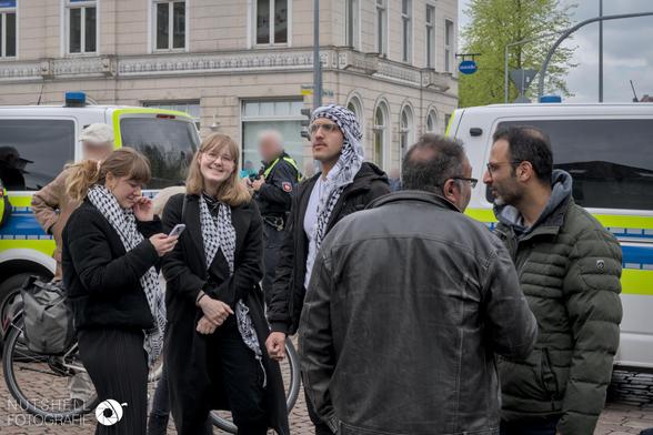 Eine Gruppe mit Pali-Tüchern. Im Vordergrund mit dem Rücken zur Kamera ist der PFLP-nahe Ahmad Washaha.