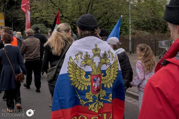 Ein Teilnehmer mit einer Russland-Flagge