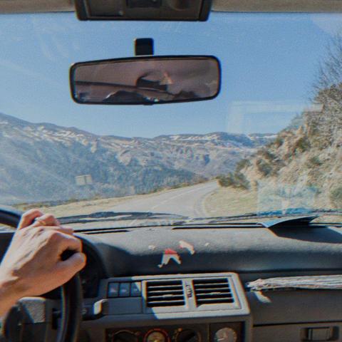 Route vers le Puy Mary, balade en voiture entre amis pour aller faire une rando.