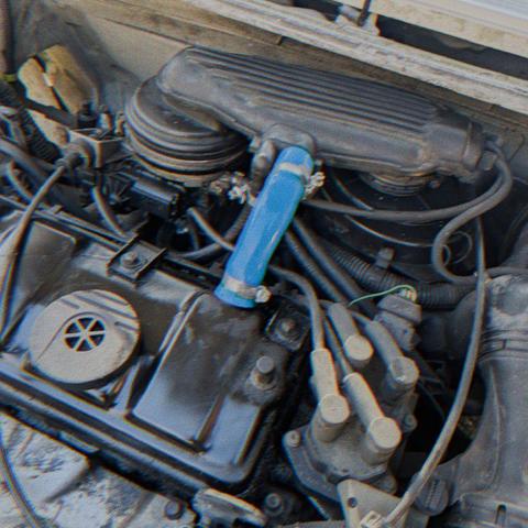 Auto réparation d'une durite de moteur avec un tuyau d'arrosage.
