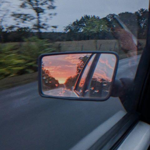 Photo après (avec effet) : couché de soleil dans le rétroviseur.