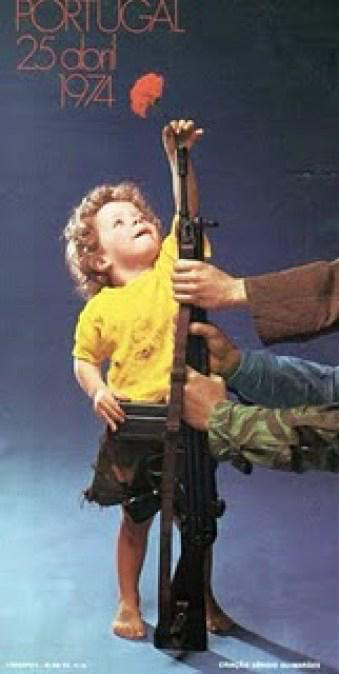 Foto com um menino colic and uma flor na ponta de uma espingarda