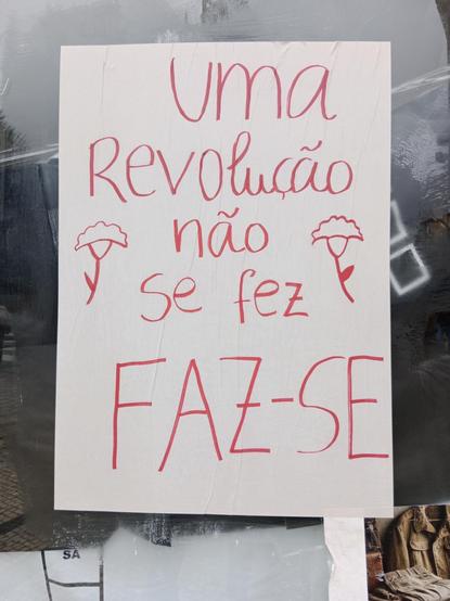 Alt: um cartaz na rua no que está escrito: "Uma revolução não se fez, FAZ-SE"