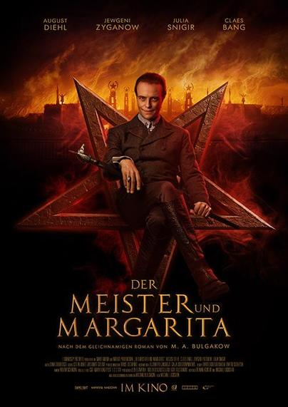 Das Bild zeigt das Kinoplakat zu dem Film „Der Meister und Margarita“, basierend auf dem gleichnamigen Roman von M. A. Bulgakow.

Im Mittelpunkt des Plakats sitzt ein Mann in einem dunklen Anzug auf einem Thron-artigen Stuhl. Er hat eine selbstbewusste, leicht diabolische Ausstrahlung und blickt den Betrachter mit einem verschmitzten Lächeln direkt an. In seiner Hand hält er einen Gehstock mit einem auffällig gestalteten Knauf. Hinter ihm erhebt sich ein großes, glühend rotes Pentagramm, das in Flammen zu stehen scheint. Im Hintergrund sieht man die Silhouette einer düsteren Stadtlandschaft mit rauchenden Schornsteinen, was eine bedrohliche, infernalische Stimmung erzeugt.

Am oberen Rand des Plakats stehen die Namen der Hauptdarsteller: August Diehl, Jewgeni Syganow, Julia Snigir und Claes Bang. Der Titel „Der Meister und Margarita“ ist in goldgelber Schrift im unteren Bereich des Posters platziert, zusammen mit dem Hinweis „nach dem gleichnamigen Roman von M. A. Bulgakow“. Ganz unten findet sich die Information „Im Kino“.

Das Plakat vermittelt eine düstere, geheimnisvolle und leicht unheilvolle Atmosphäre, die auf ein packendes, vielschichtiges Filmerlebnis hinweist.