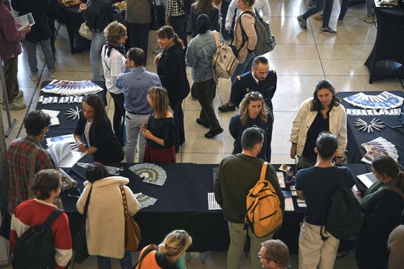 Moment d'échanges entre étudiants et professionnels hospitaliers.