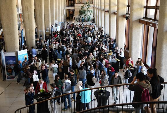 Vue générale des stands d'information pour les étudiants.