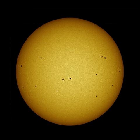 Sol de hoy... Múltiples manchas en la superficie.