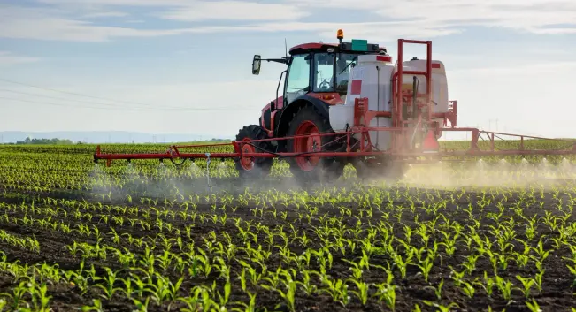 Traktor mit Pflanzenschutzmittel auf dem Feld
