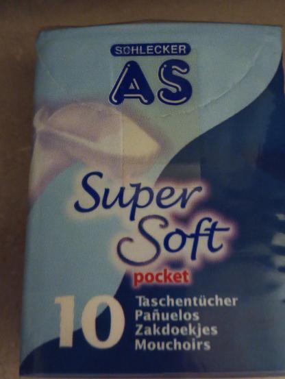 Taschentuch-Packung in blau. Aufschrift "Schlecker AS Supersoft Pocket 10 Taschentücher (Taschentücher in anderen Sprachen)"