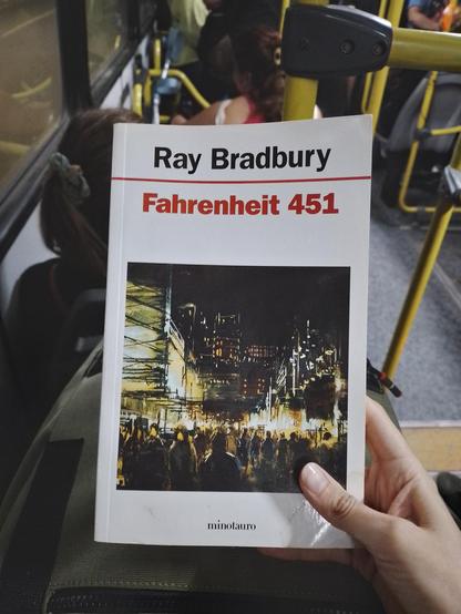 Portada del libro Fahrenheit 451 de Ray Bradbury 
 De fondo: un colectivo de tarde noche con algunos pasajeros.