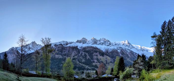 Panorama sur la chaîne du Mont Blanc vu depuis Chamonix au lever du jour