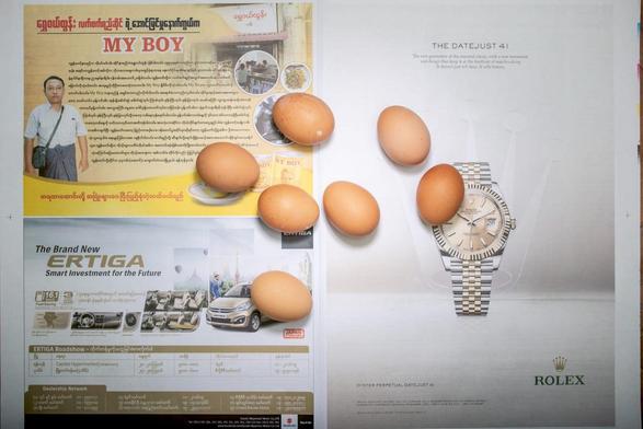 La Ligne de Pauvreté (2010 – en cours) utilise l'alimentation comme lentille universelle pour explorer les choix quotidiens vécus par ceux qui vivent au seuil de la pauvreté. Depuis 2010, les artistes ont parcouru plus de 200 000 kilomètres pour créer des études de cas dans 38 pays et territoires. Chaque pays est évalué selon la définition officielle de la pauvreté, en utilisant soit les dépenses alimentaires moyennes des ménages à faible revenu, soit l'intégralité du revenu quotidien d'une personne pauvre.

Les produits alimentaires sont achetés sur les marchés locaux et photographiés sur des journaux locaux le jour de la prise de vue. Une méthode typologique est utilisée pour garantir une esthétique identique dans le temps et à travers différentes régions. Le travail explore la mondialisation de la production et de la consommation alimentaires.

Les portraits des aliments, éclairés de manière dramatique, font écho aux peintures classiques de nature morte tout en abordant la réalité contemporaine. Les journaux, avec leurs gros titres criants, servent de toile de fond, soulignant notre obsession pour l'information dans un monde numérique où l'accessibilité de l'information est remise en question.

La Ligne de Pauvreté pose des questions essentielles sur la pauvreté, les inégalités et la mondialisation, confrontant le spectateur à une réflexion sur notre propre situation dans un monde globalisé.
