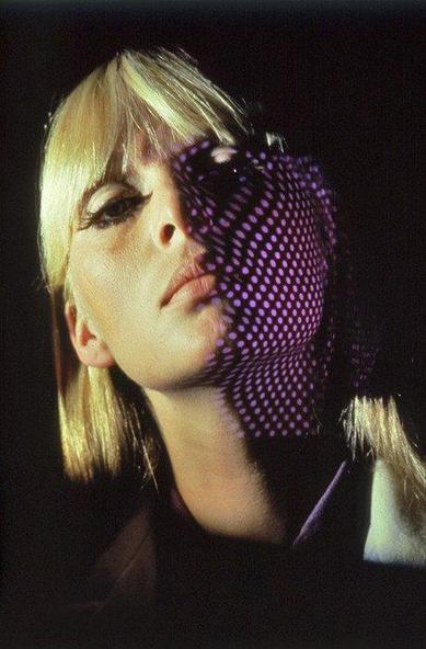 Nico (de son vrai nom Christa Päffgen) était une artiste, chanteuse, compositrice, actrice et icône de la musique et de la culture des années 1960 et 1970. Née en 1938 à Cologne, en Allemagne, elle est surtout connue pour sa collaboration avec The Velvet Underground et pour sa carrière solo marquée par une musique sombre et introspective.

