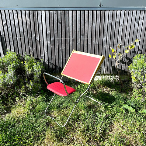 Bureau identique mais face differente pour dessiner sur un skai rouge