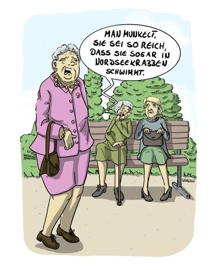 Eine ältere Dame im pinken Kostüm und mit Nordseekrabben als Kette, Ohrringe, Armband und Brosche spaziert einen Weg entlang. Zwei weitere alte Damen sitzen auf einer Parkbank und eine flüstert der anderen zu: "Man munkelt, sie sei so reich, dass sie sogar in Nordseekrabben schwimmt."