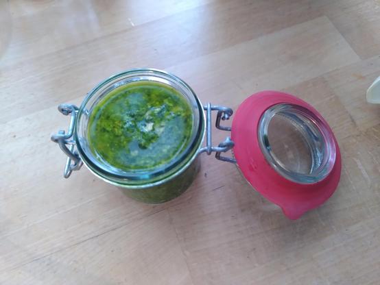 Fertiges Weckglas gefüllt mit Pesto.