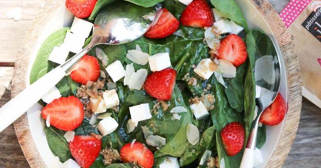 Photo pour la recette Salade de pousses d'épinard, fraises et feta