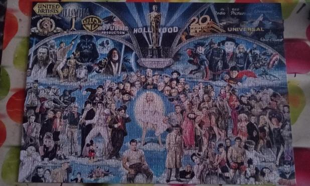 Puzzle de 1000 de temática historia del cine mostrando a los personajes, artistas y directores más influyentes del siglo XX.