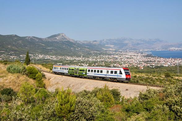 A series 7123 DMU from HŽPP passing Sadine (2021) in a typically dalmatian landscape.