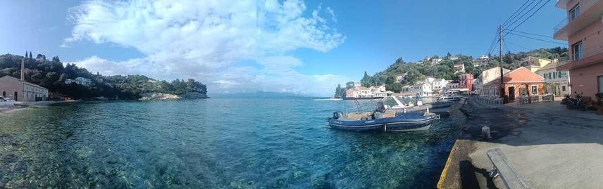Ein Dorf mit Hafen und Restaurants auf Paxos